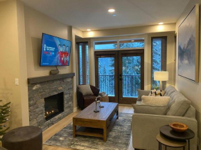 Cozy Modern Ski-in/Ski-out, Hot Tub, Alpine Home